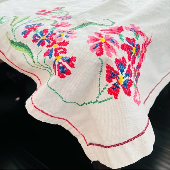 36”x60” Vintage Linen Tablecloth with Embroidery, Centerpiece, Table Topper. - Picture 2 of 7